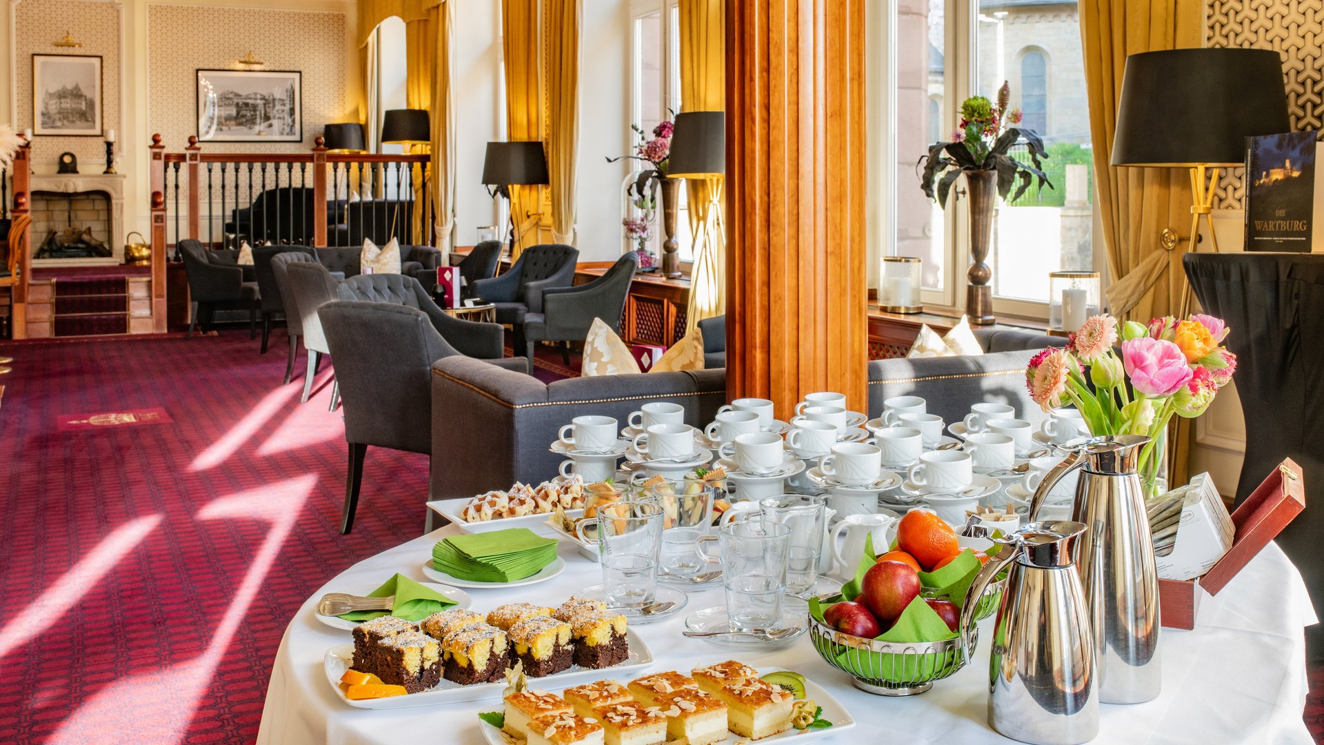 Hotel-Foyer mit elegantem Interieur und einladendem Kaffeetisch