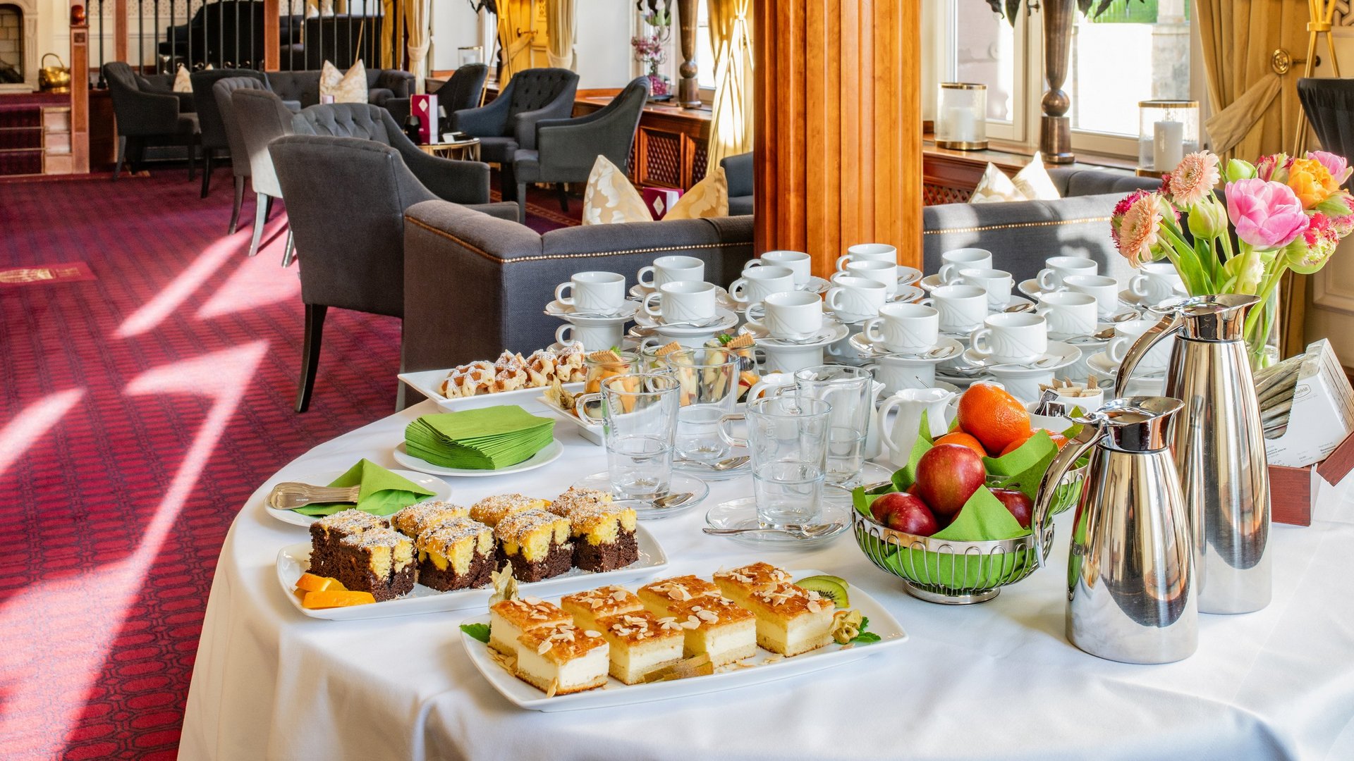 Hotel-Foyer mit elegantem Interieur und einladendem Kaffeetisch