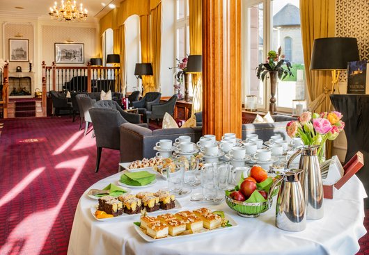 Hotel-Foyer mit elegantem Interieur und einladendem Kaffeetisch