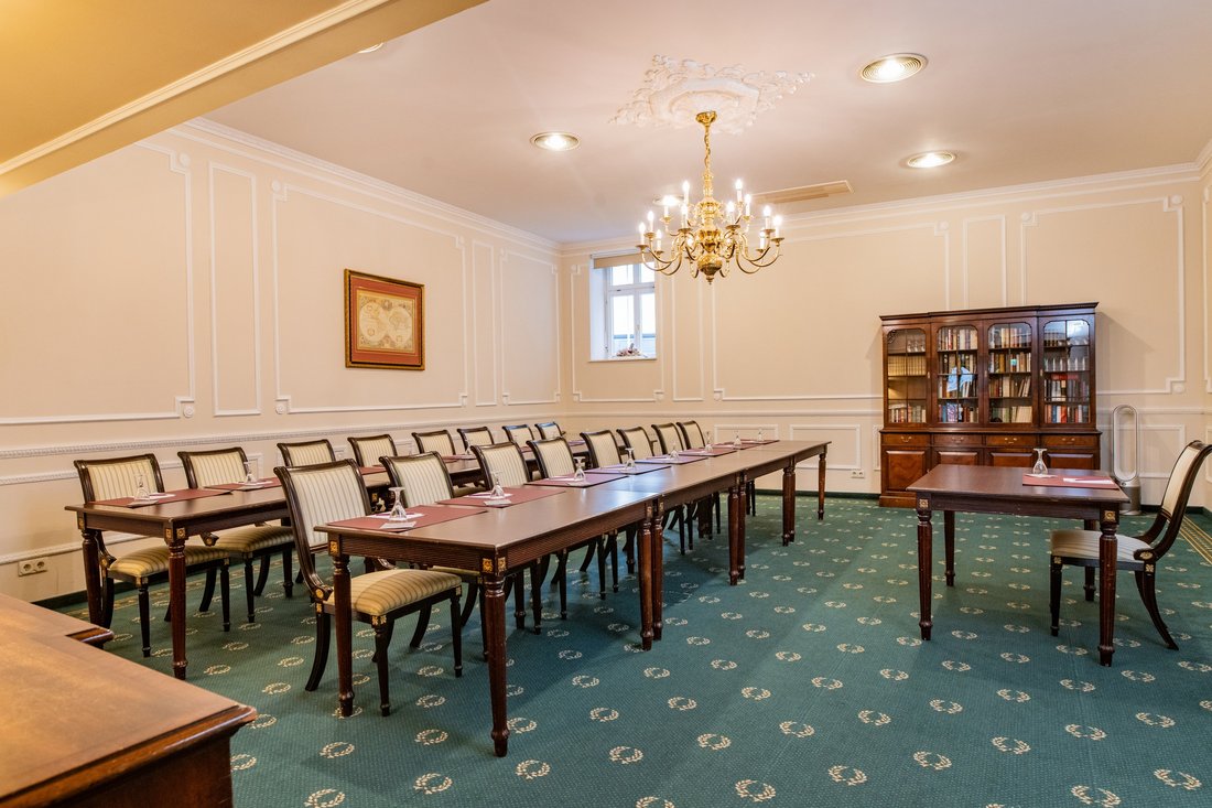Herrenzimmer in parlamentarischer Bestuhlung 